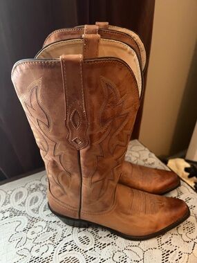 Western Embroidered Mid-Calf Heeled Boots in Brown